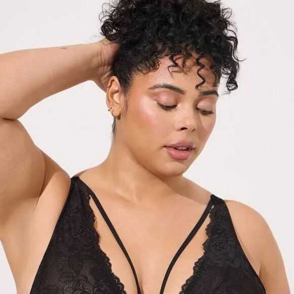 TORRID Satin And Lace Retro‎ Plunge Bodysuit black Size 0 NWT s - Picture 2 of 8